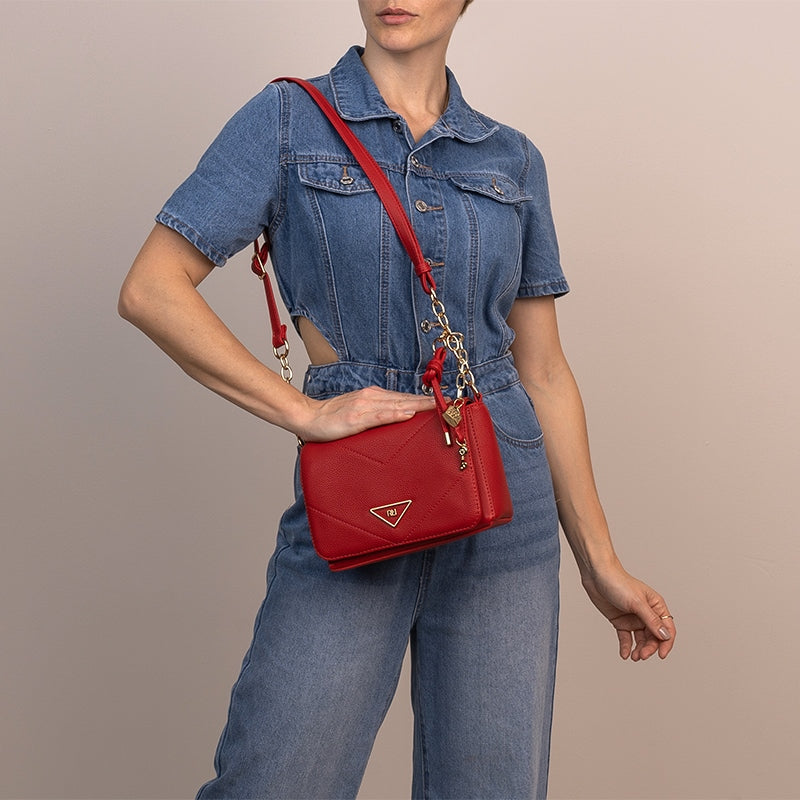 Bolsa Transversal Vermelha com Corrente Dourada e Chaveiro – Rafitthy